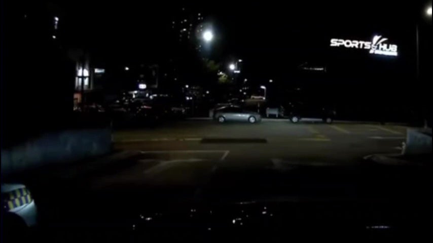警车故障停路边后方司机不满开骂 3