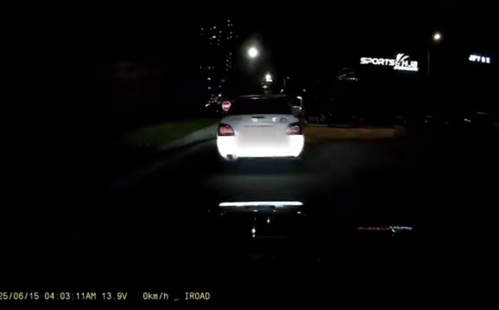 警车故障停路边后方司机不满骂人