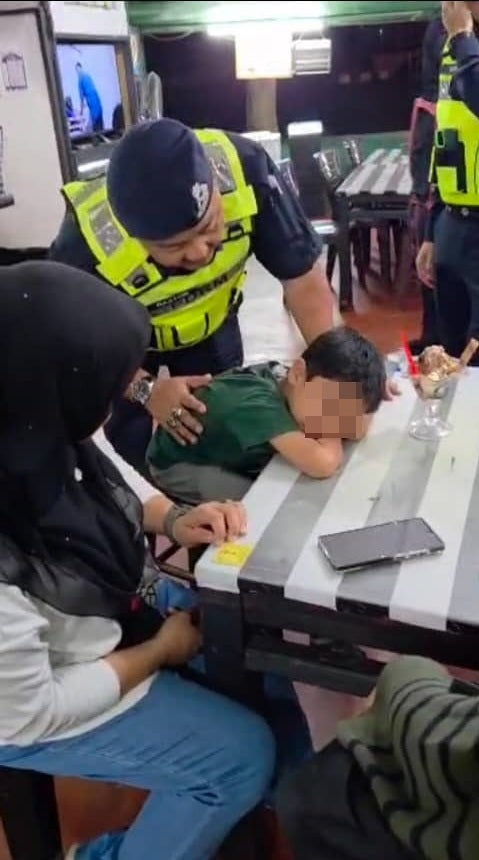 5岁男孩被家人遗忘在餐厅