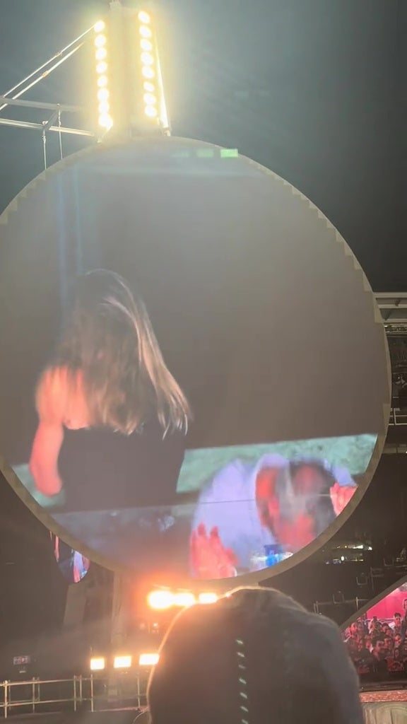 coldplay couple kiss cam busted cheating astronomer ceo 4