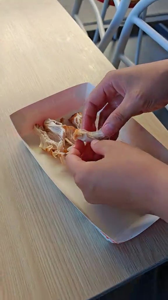 kfc快餐店员工卖剩炸鸡丝喂食流浪狗吃 3