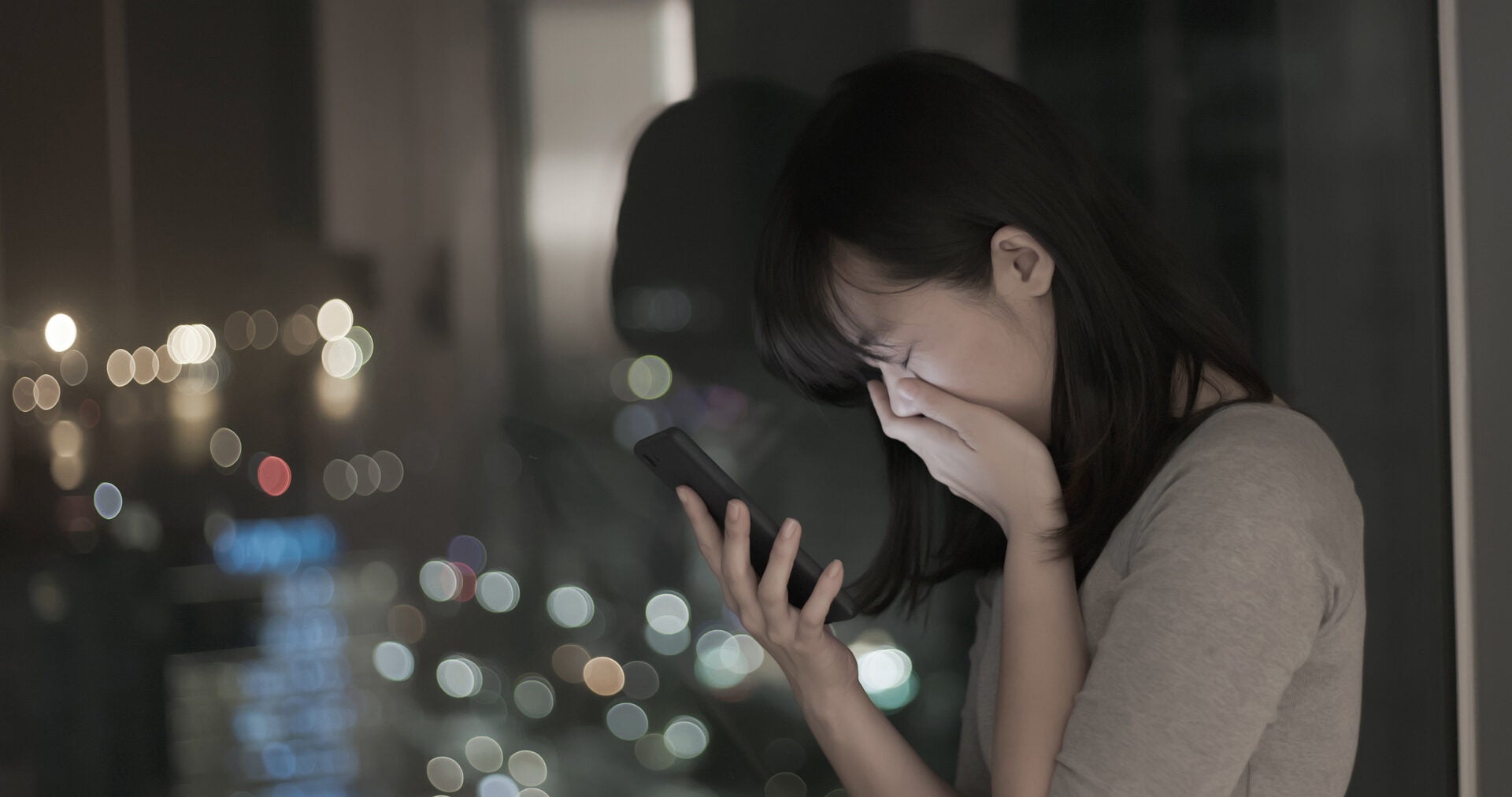 woman sad phone 123rf
