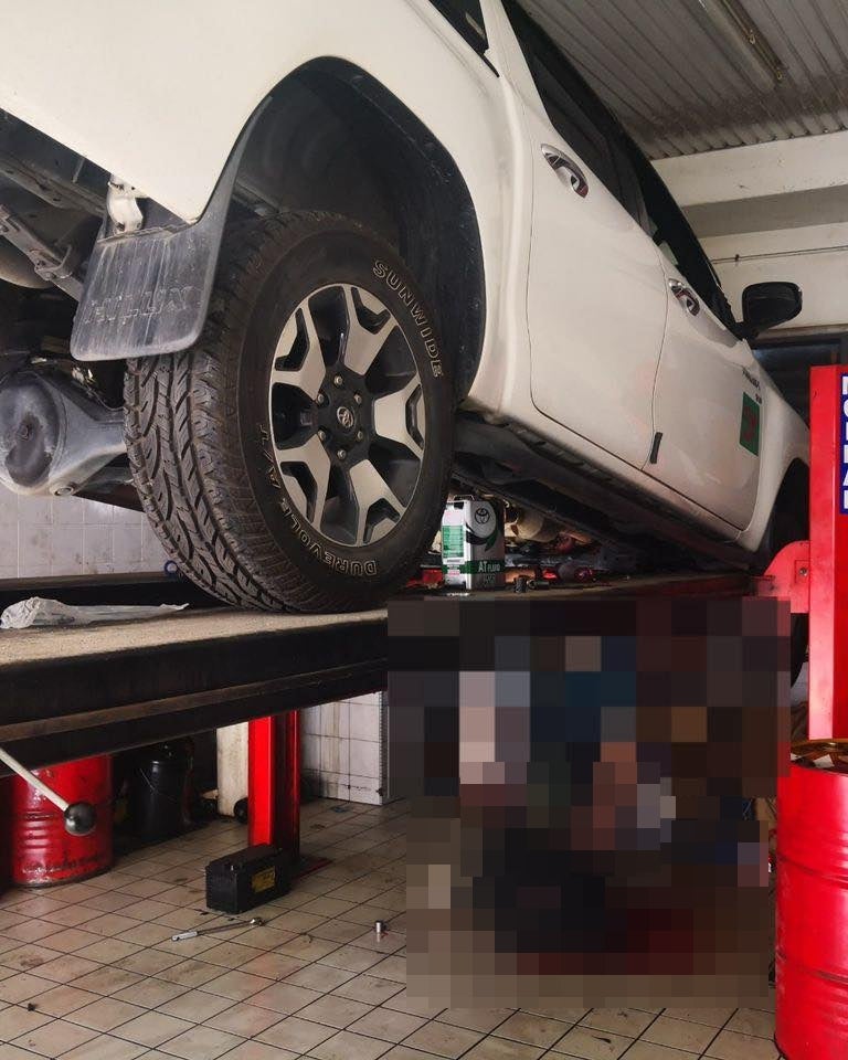 修车员修车厂举升机Hilux工伤意外 1