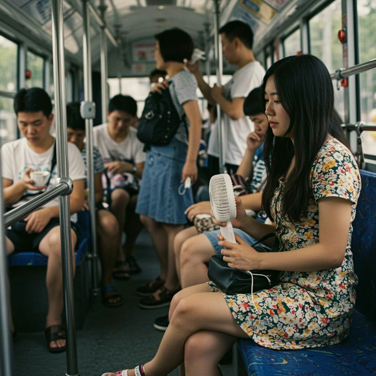 女子巴士手握涡轮电动小风扇散热 ai图