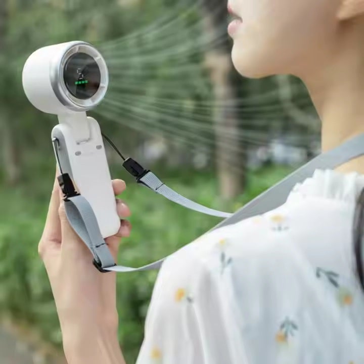 女子手握涡轮电动小风扇散热