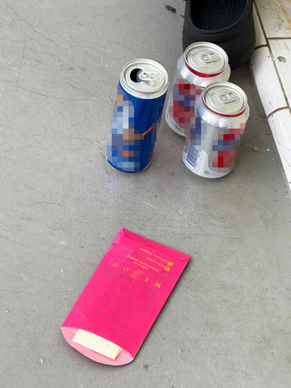 父母反对女儿恋情男友家门前放红包冥纸啤酒罐