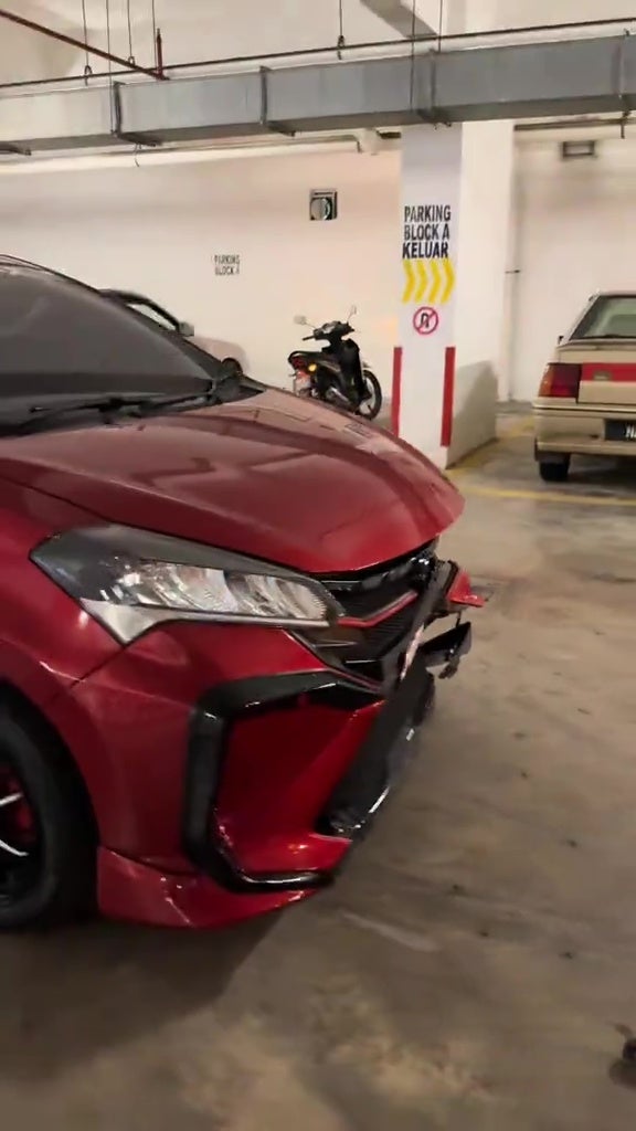 男子车电池没电推车撞毁myvi 1