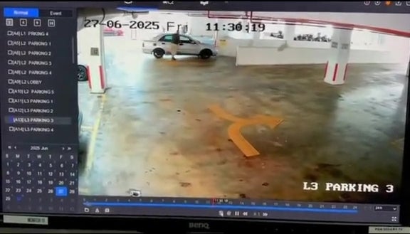 男子车电池没电推车撞毁myvi 2
