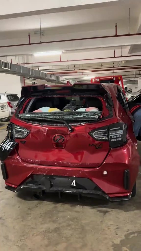 男子车电池没电推车撞毁myvi 6