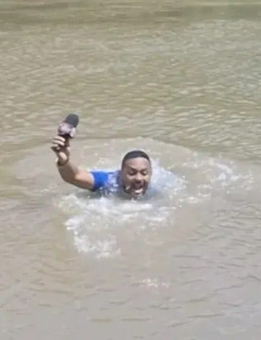记者报道脚下失踪少女河流溺水