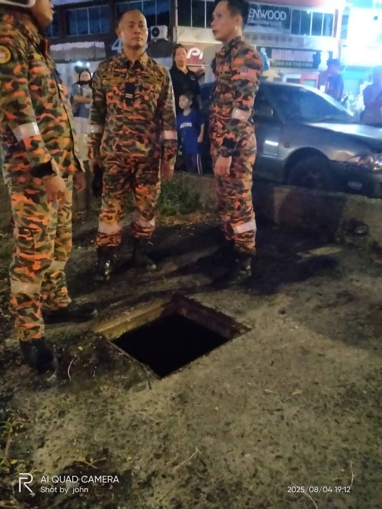 2岁男童掉进地下道