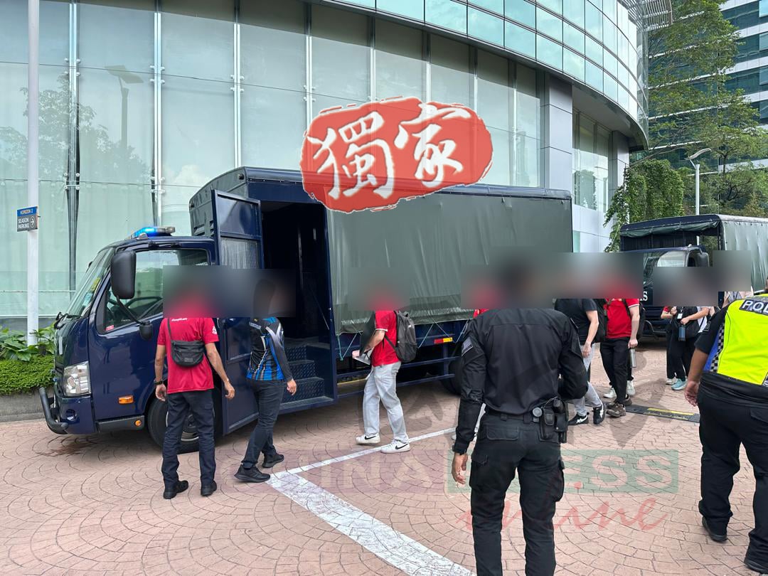 出动至少7辆大卡车！】Bangsar South藏『诈骗网赌大本营』❓警方突击捉走百人！ - NOODOU