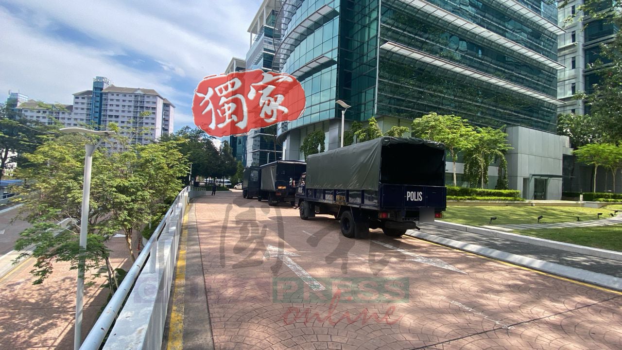 bangsarsouth突击行动警方出动7辆大卡车捣破诈骗网赌呼叫中心3
