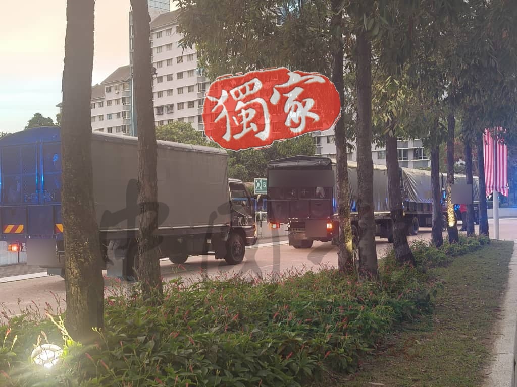 bangsarsouth突击行动警方出动7辆大卡车捣破诈骗网赌呼叫中心4