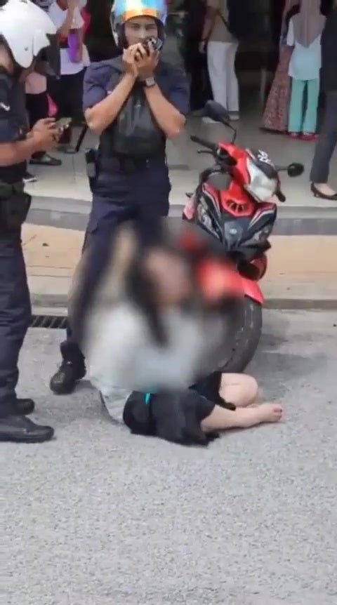 foreign woman knife attack car accident 3