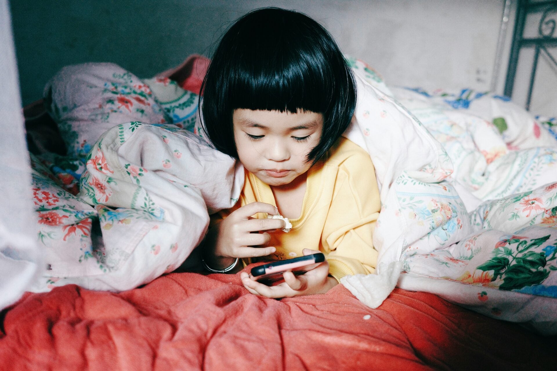 frank ching girl using phone eating unsplash