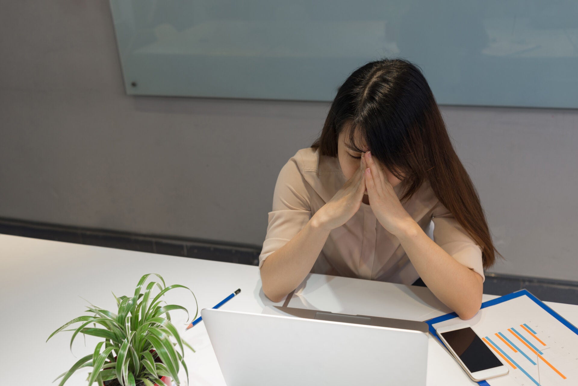 woman depressed work tired 123rf