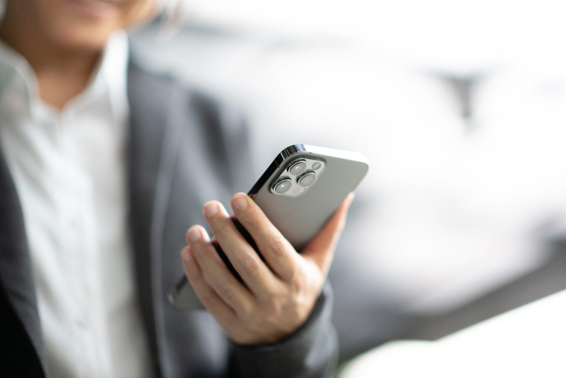 woman holding iphone 123rf