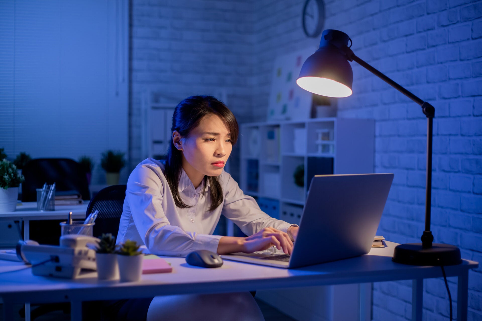 woman work late depressed 123rf