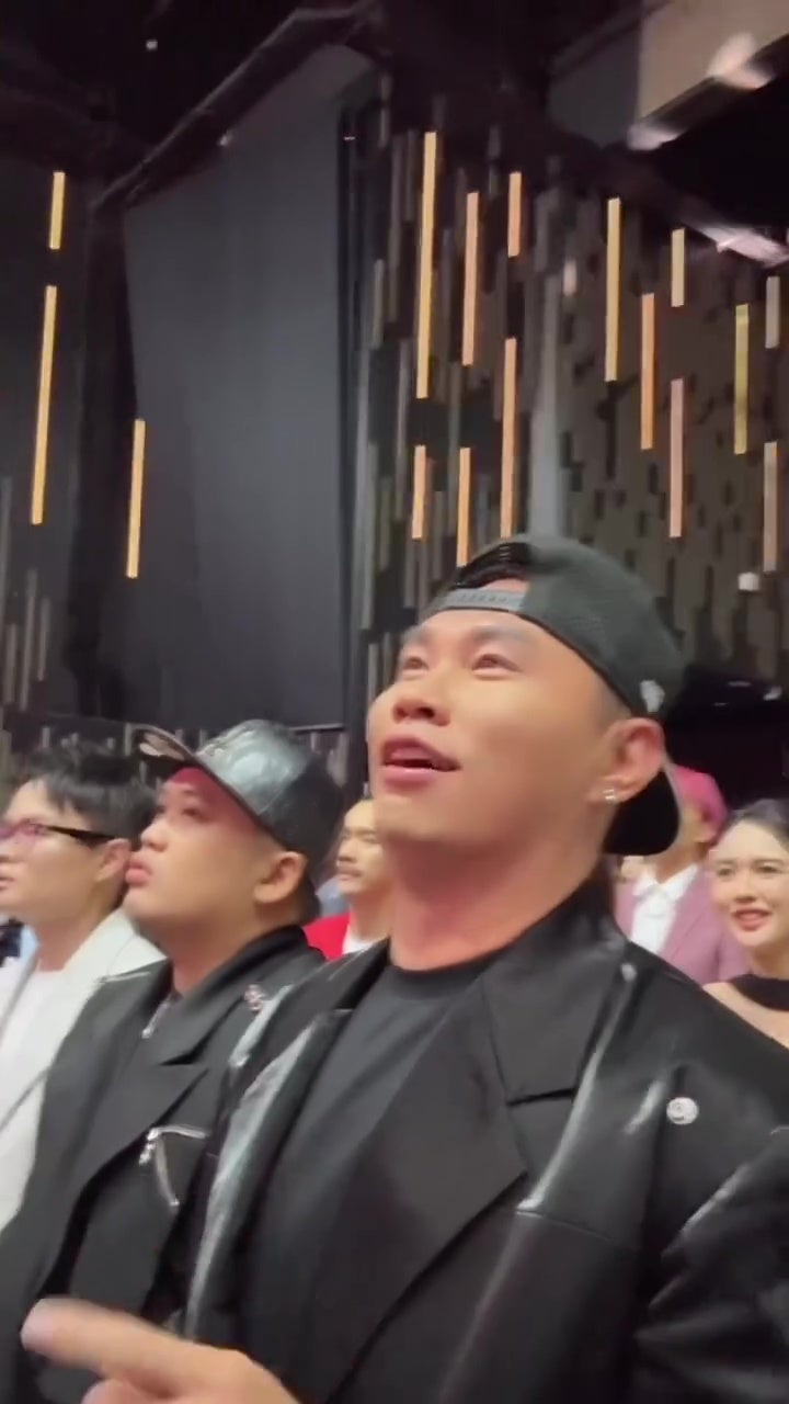 朱浩仁唱国歌自拍嬉闹道歉 7