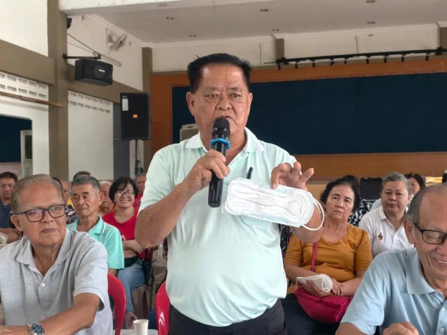 森州元老集李光兴亮出特制卫生棉口罩