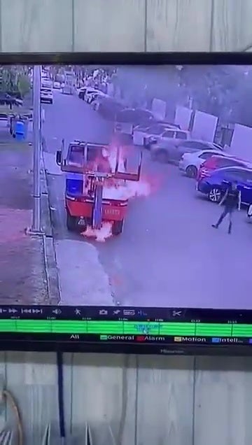 男子不满车被拖走放火烧拖车 6