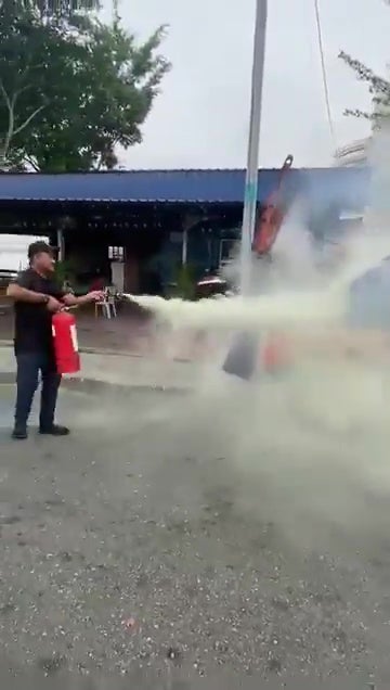 男子不满车被拖走放火烧拖车 9