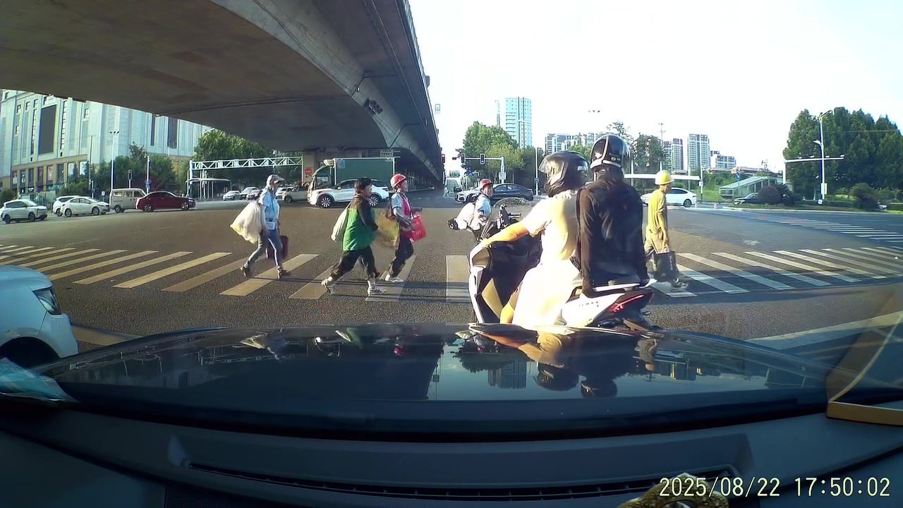 男子摩托车30秒煞车12次女乘客下车走人 3