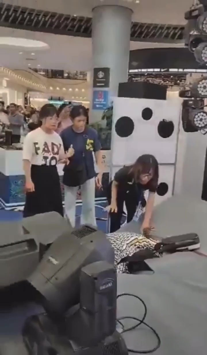 马来西亚种族传统舞蹈表演越南商场男子坠楼 6