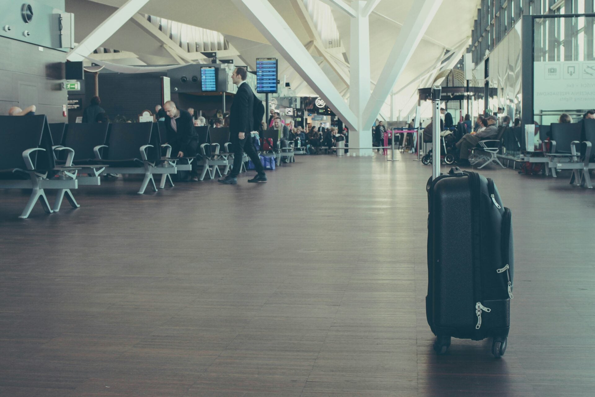 michal parzuchowski luggage airport unattended unsplash