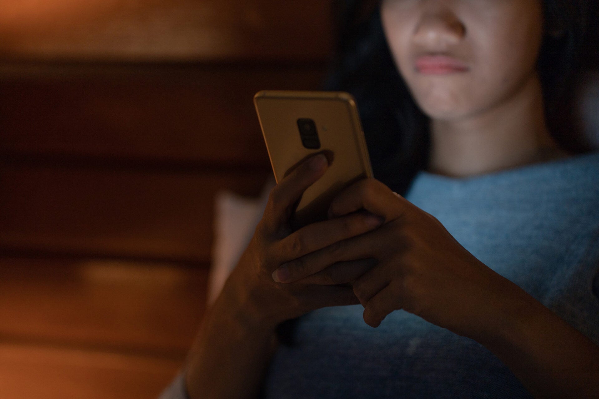 woman sad unhappy phone dark 123rf