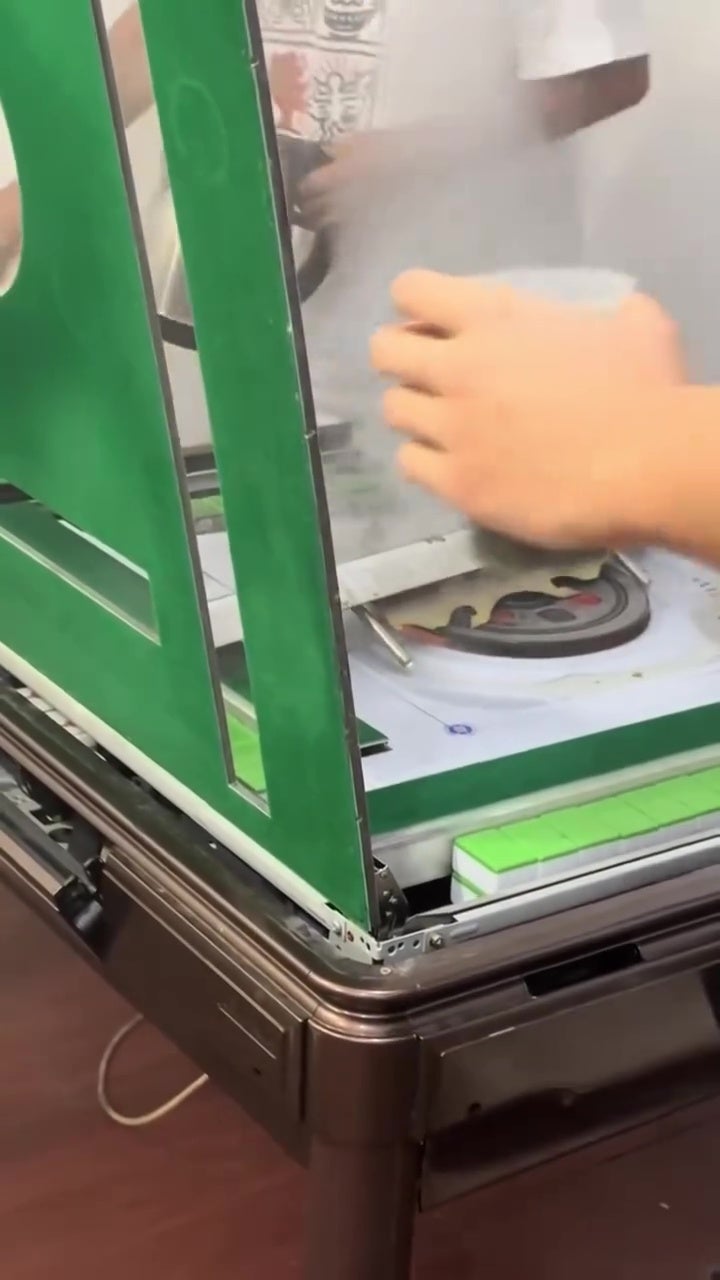电动麻将桌起火冒烟 1