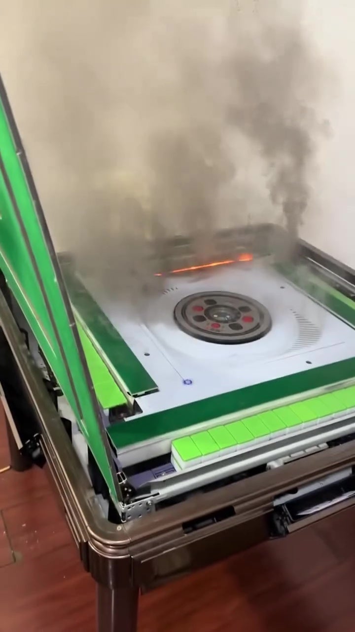 电动麻将桌起火冒烟 2