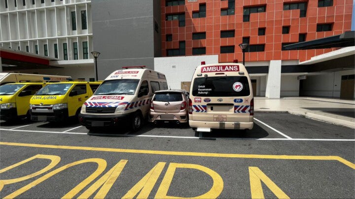 ambulans giap axia hospital parking 2