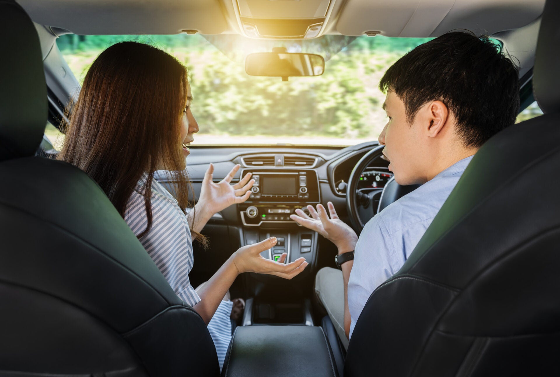 couple argue while driving car 123rf