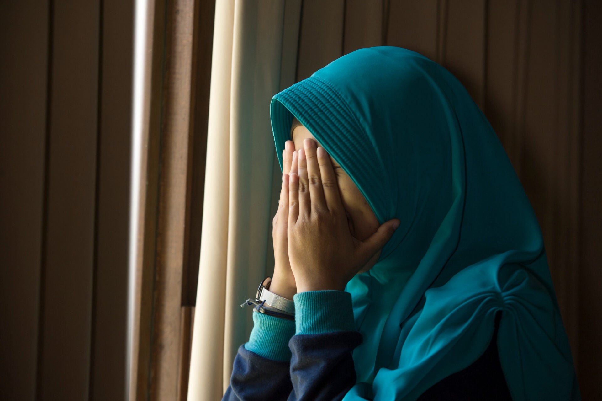 hijab woman sad 123rf