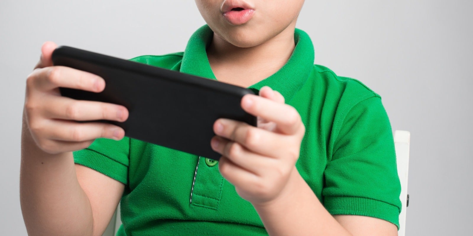 kid boy playing phone 123rf cropped