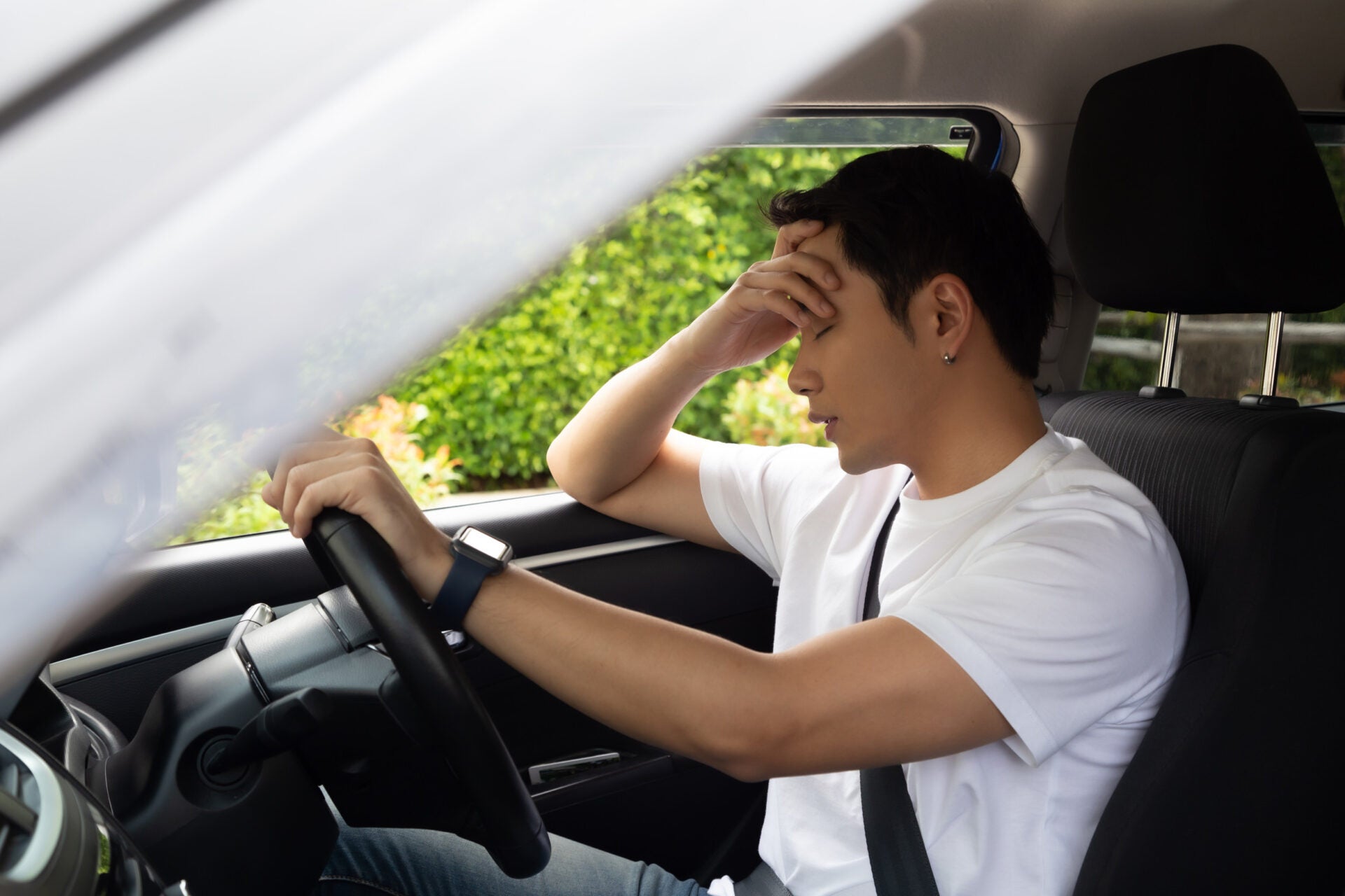man driver headache rest in car 123rf