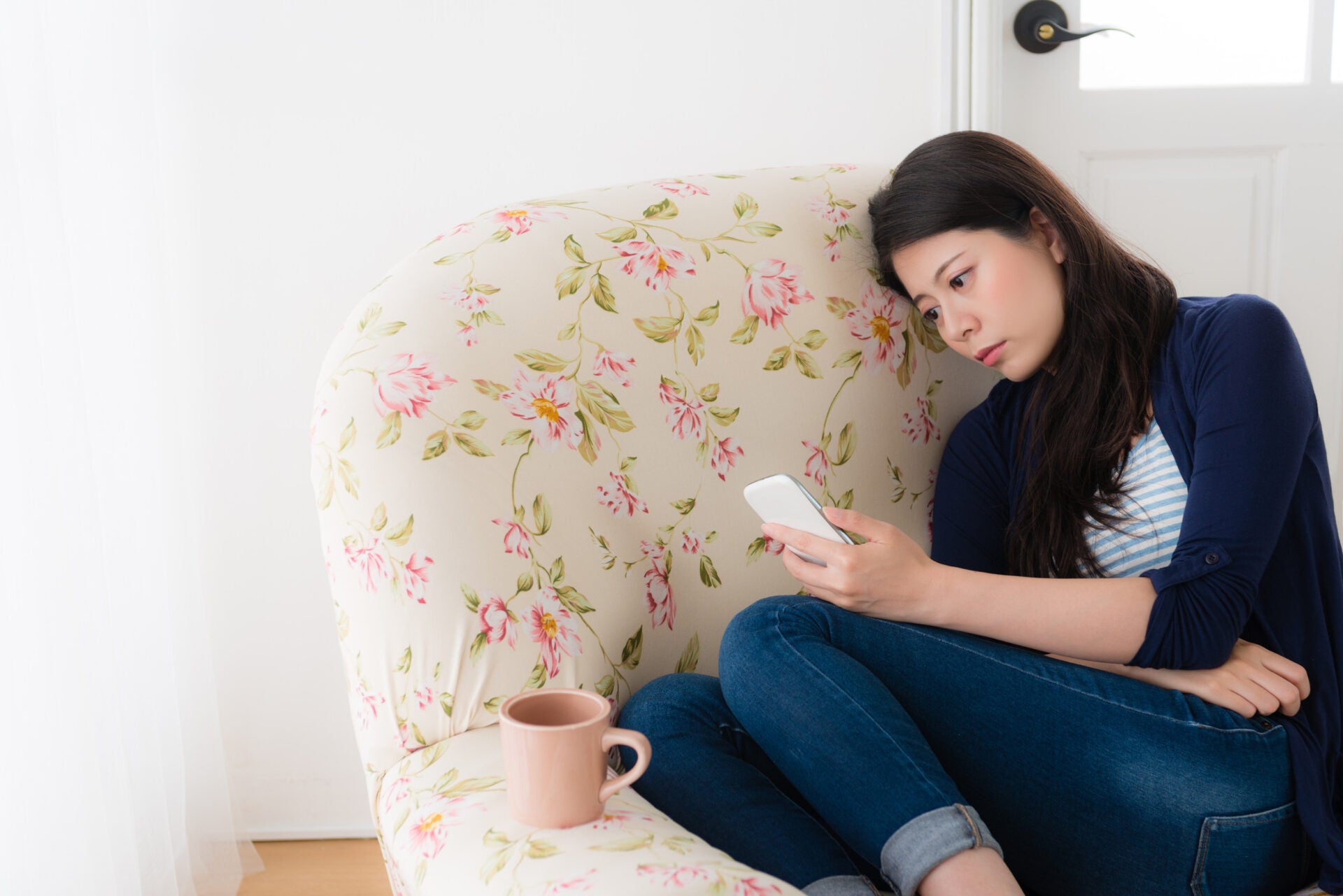 woman sad sofa 123rf