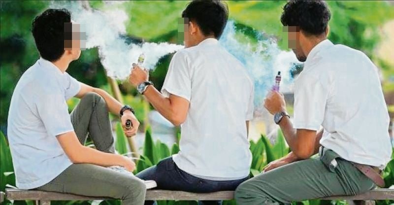 中学生吸电子烟