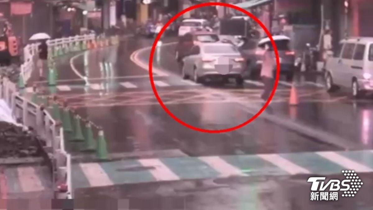 父亲不舍得女儿淋雨载送去上学回家途中车停路中间