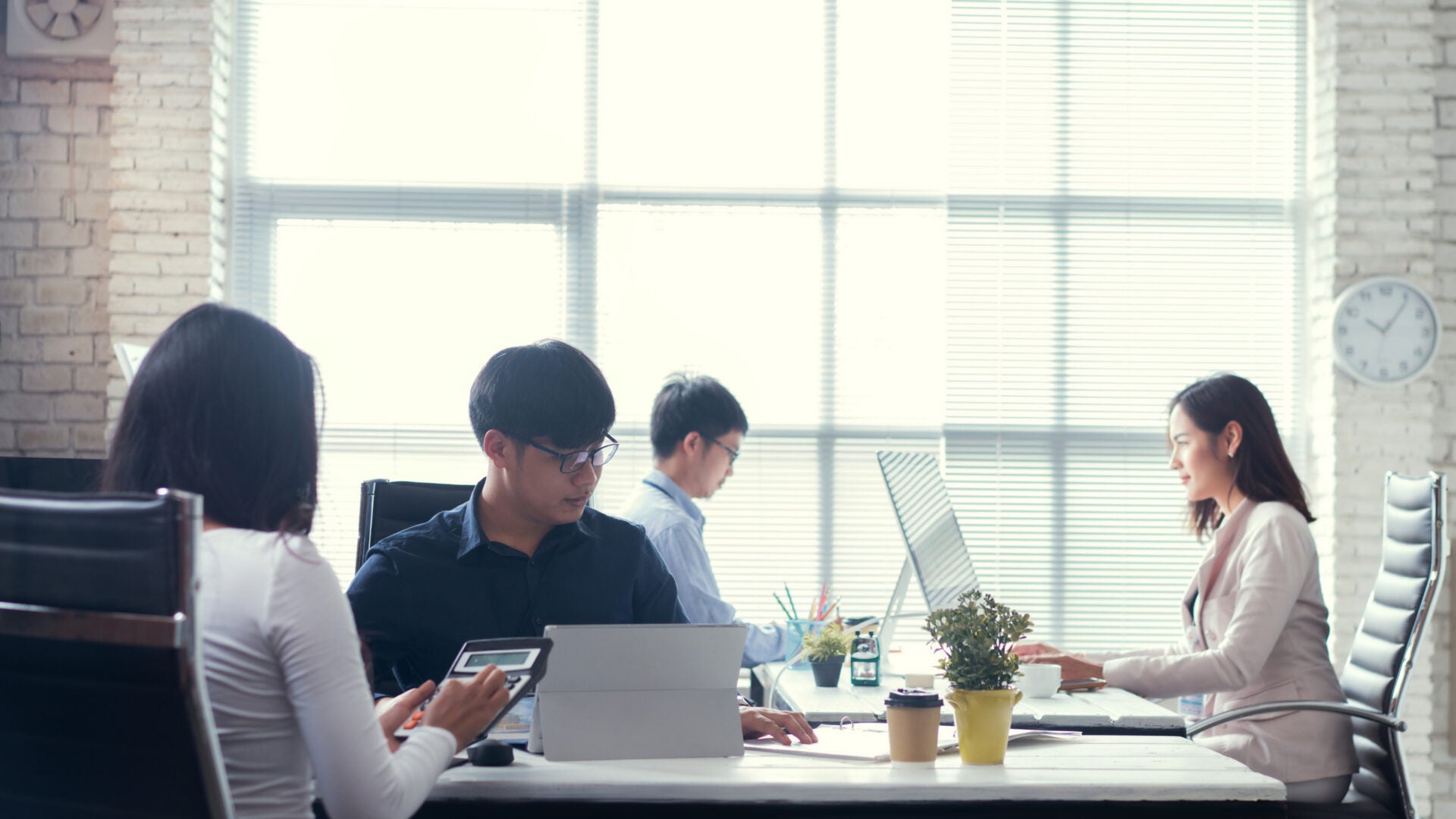 asian people working in office meeting 123rf