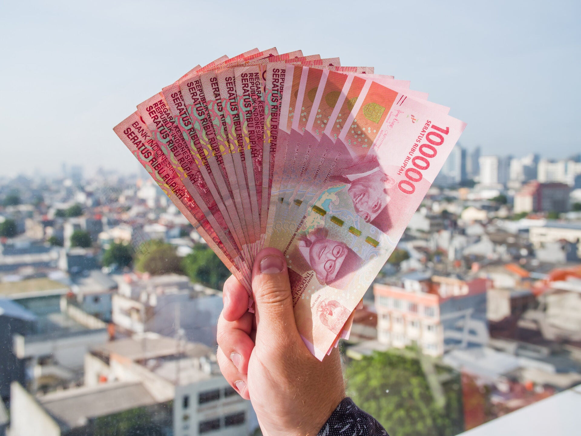 indonesian rupiah holding cash