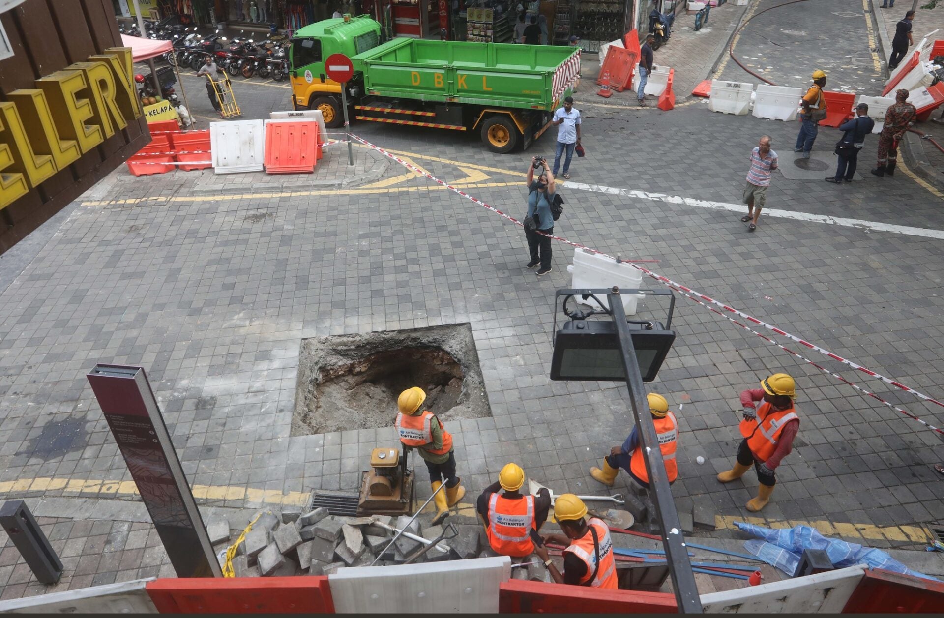 jalan masjid india区再发生地陷封路禁止交通通行调查