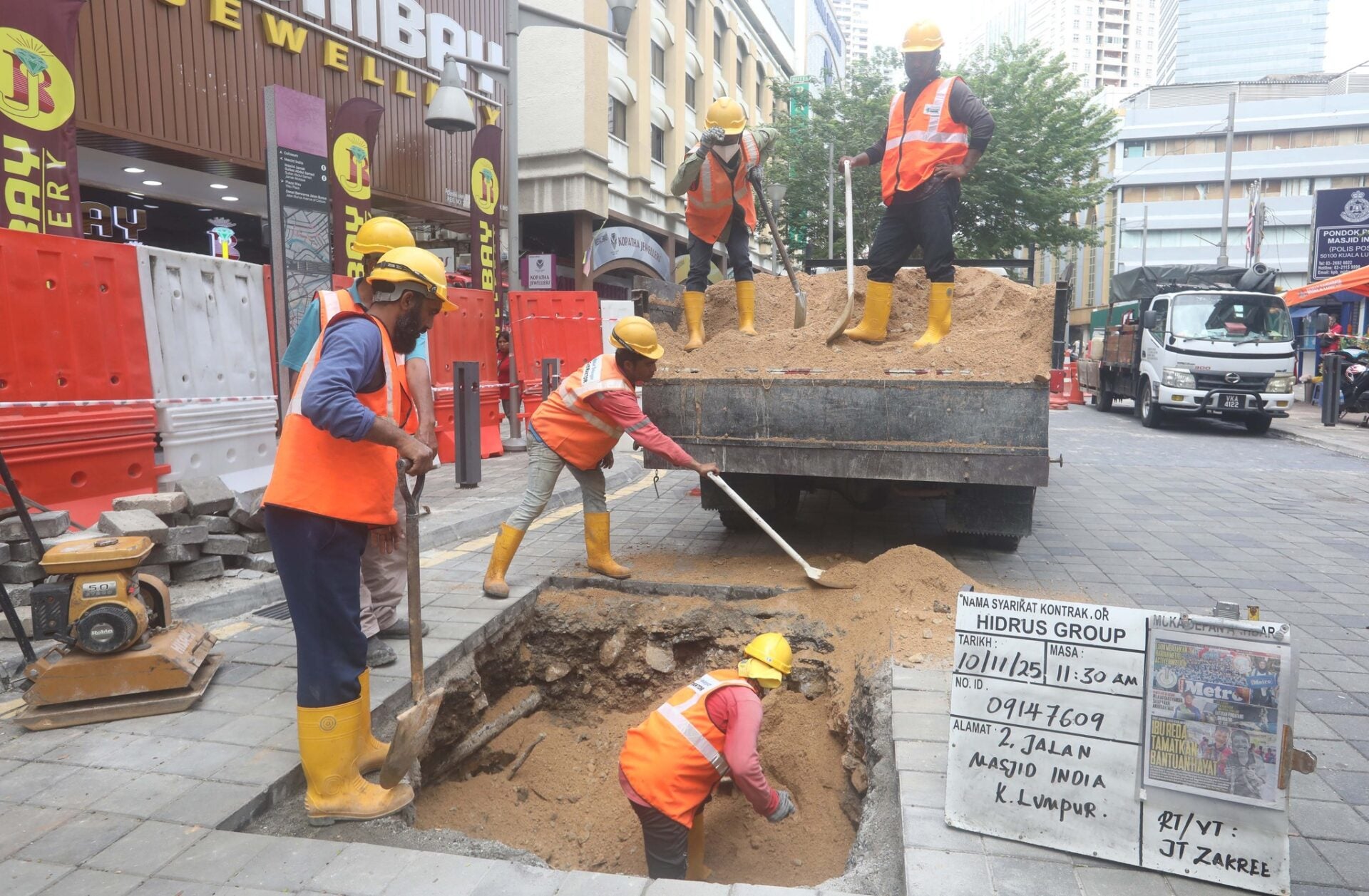 jalan masjid india区再发生地陷封路禁止交通通行调查2