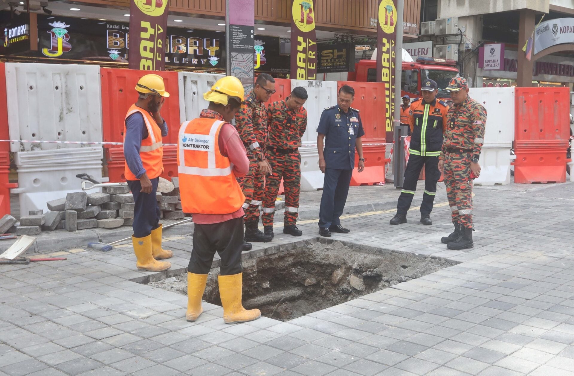 jalan masjid india区再发生地陷封路禁止交通通行调查4