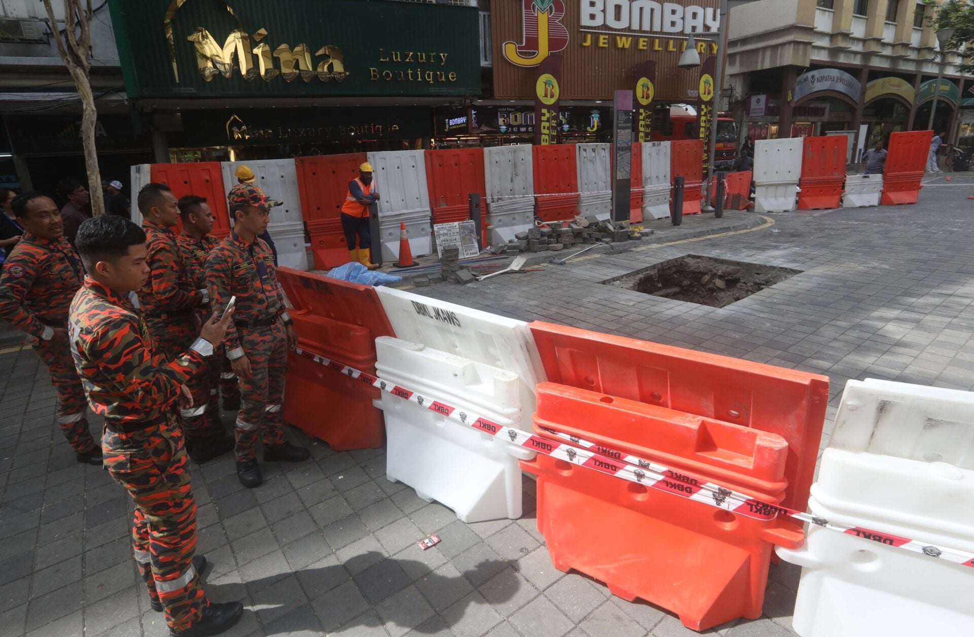 jalan masjid india区再发生地陷封路禁止交通通行调查5