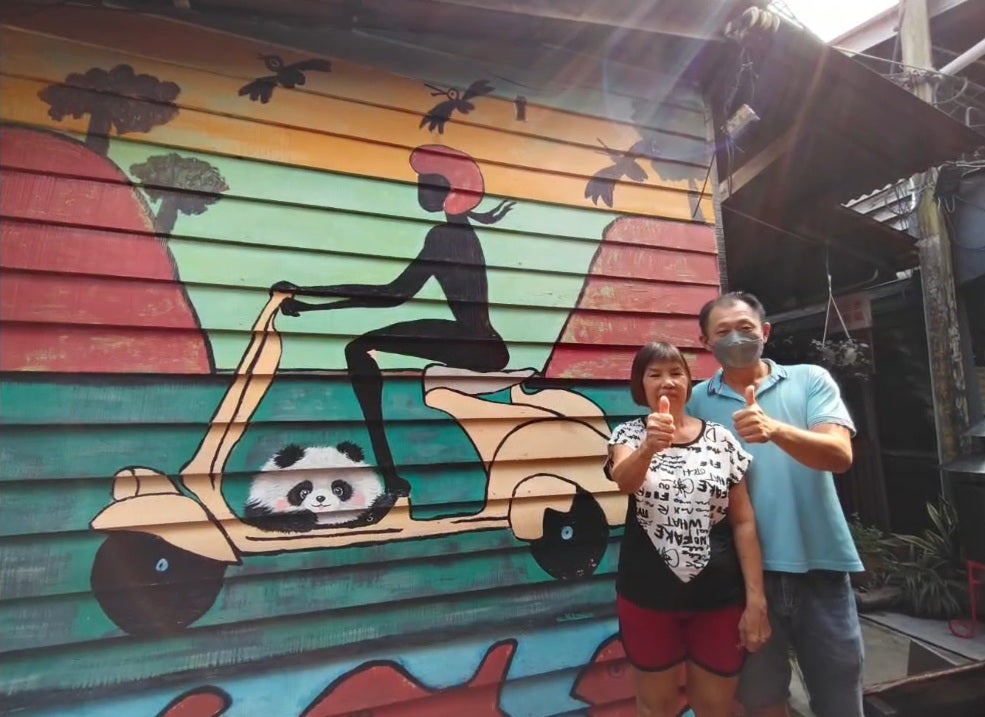 ss 屋主解释误会姓周桥涂鸦壁画作画中国女子 3