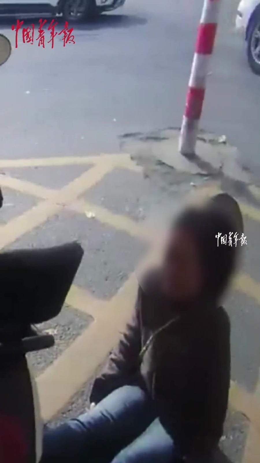 女子违规交警出发躺地撒野大闹 1