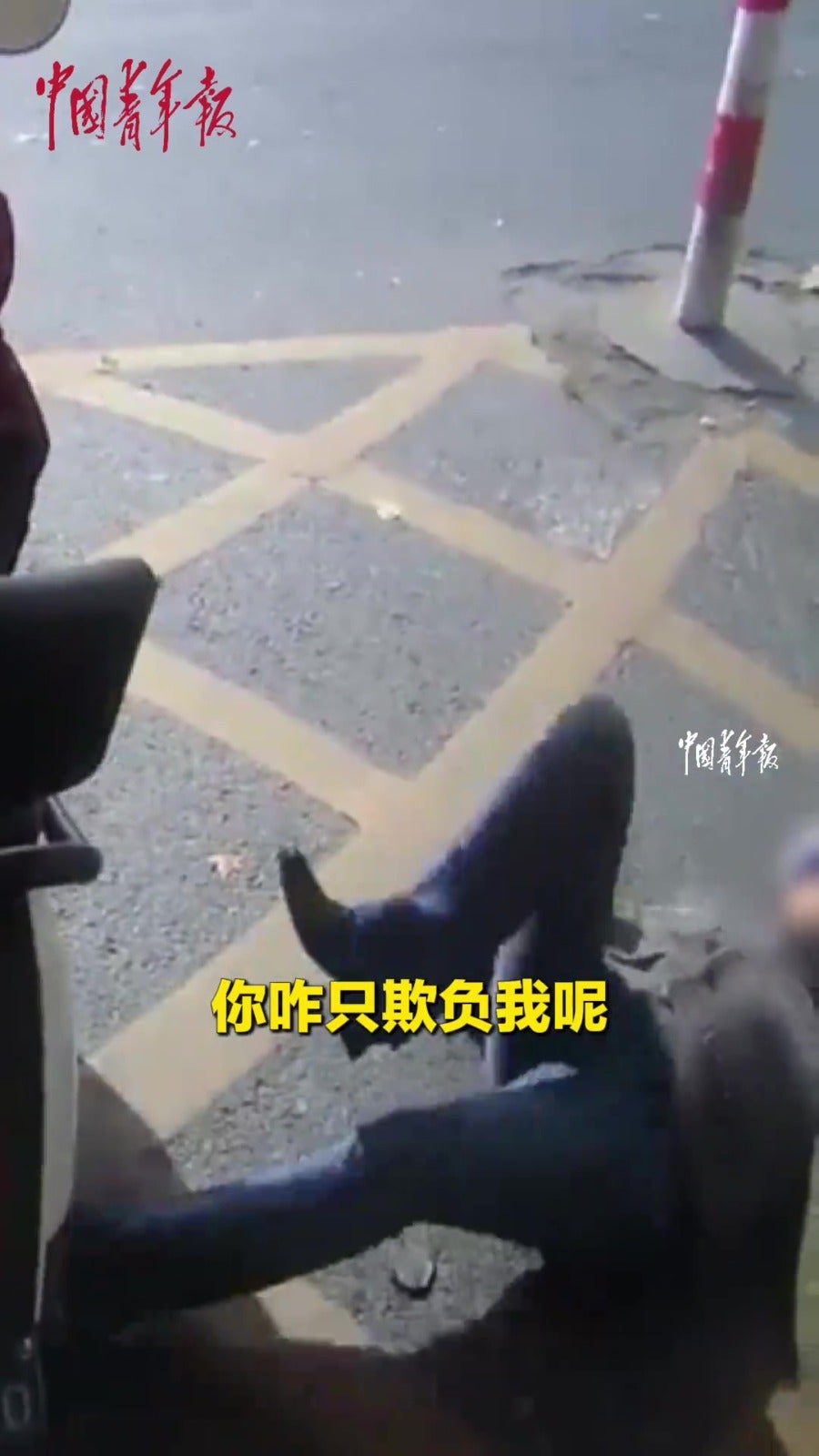 女子违规交警出发躺地撒野大闹 2